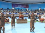 机器人扮“兵马俑”跳机器舞
