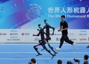 宇树科技队：机器人4x100米接力赛冠军